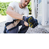 Klimatechniker bei der Arbeit Arbeit an einer Klimaanlage