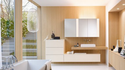 Ein modernes helles Badezimmer